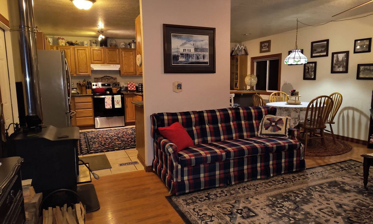 Willamina Other | Charming 2-bedroom farmhouse in Willamina's relaxing countryside.