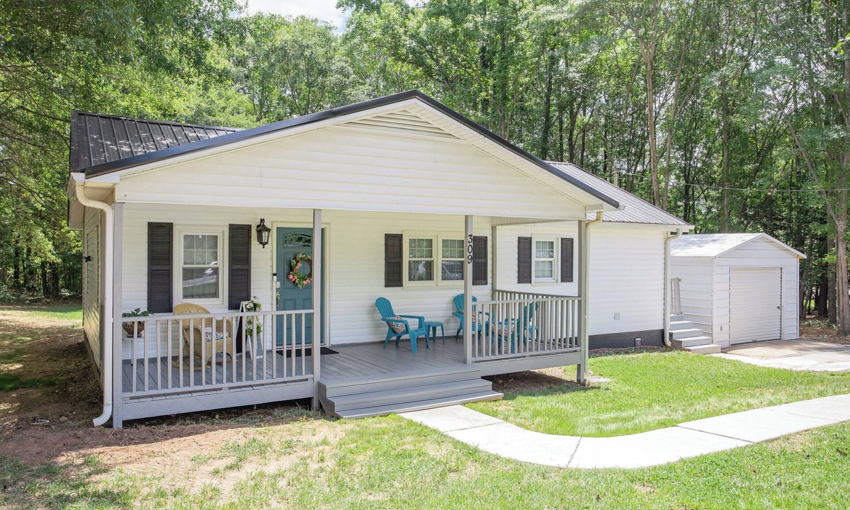 Powdersville House | Charming 2-bedroom house with King Bed, WiFi, AC, close to Clemson, large yard.