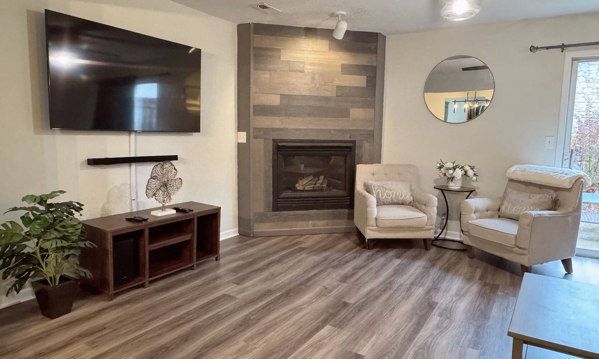 Lee's Summit Apartment | Charming 2-bedroom apartment in fabulous Lee's Summit Downtown