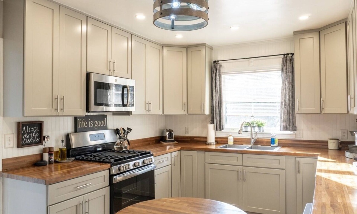 Macon House | Charming 3-bedroom house in Macon - centrally located to shopping and dining.