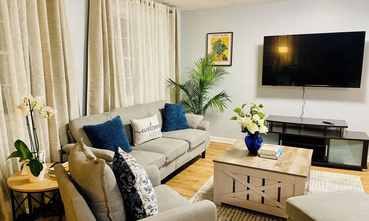 Marblehead House | Charming 3-bedroom townhome in Marblehead 3 miles to Salem 14 miles to Boston