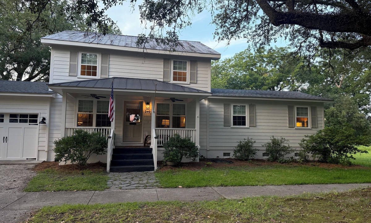 Georgetown House | Charming 5-bedroom coastal cottage walking distance to downtown, park & landing