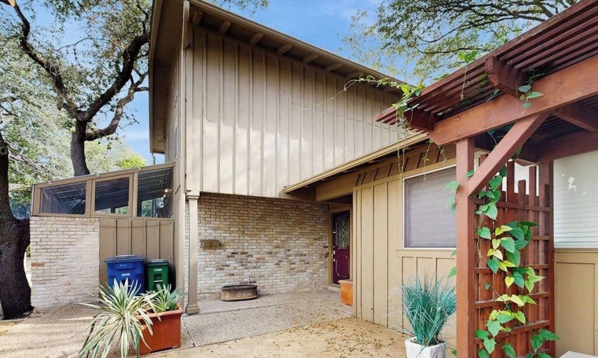 Tarrytown House | Charming, dog-friendly townhouse w/private gas grill, patio, & near downtown