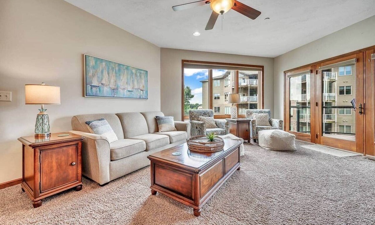 Center Grove Condo | Charming Lake View Condo