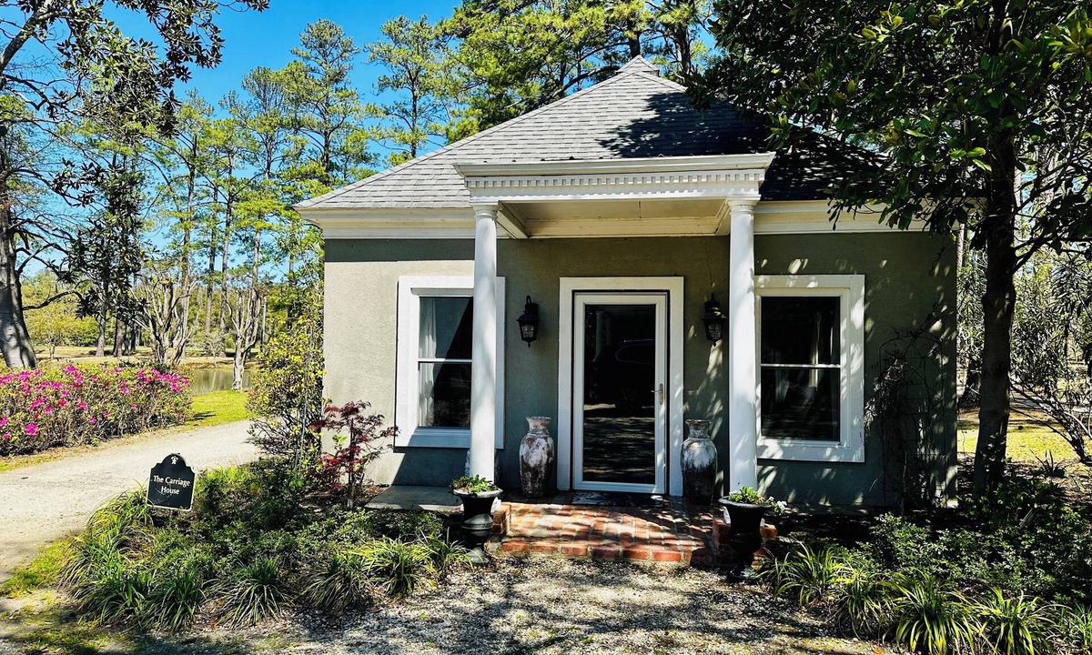 Walterboro Cottage | Charming one bedroom Carriage House a part of the Eden at Gracefield Event Venue