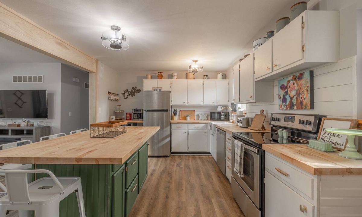 St. Charles House | Charming open 4bd and screen-in porch! Sleeps 10!