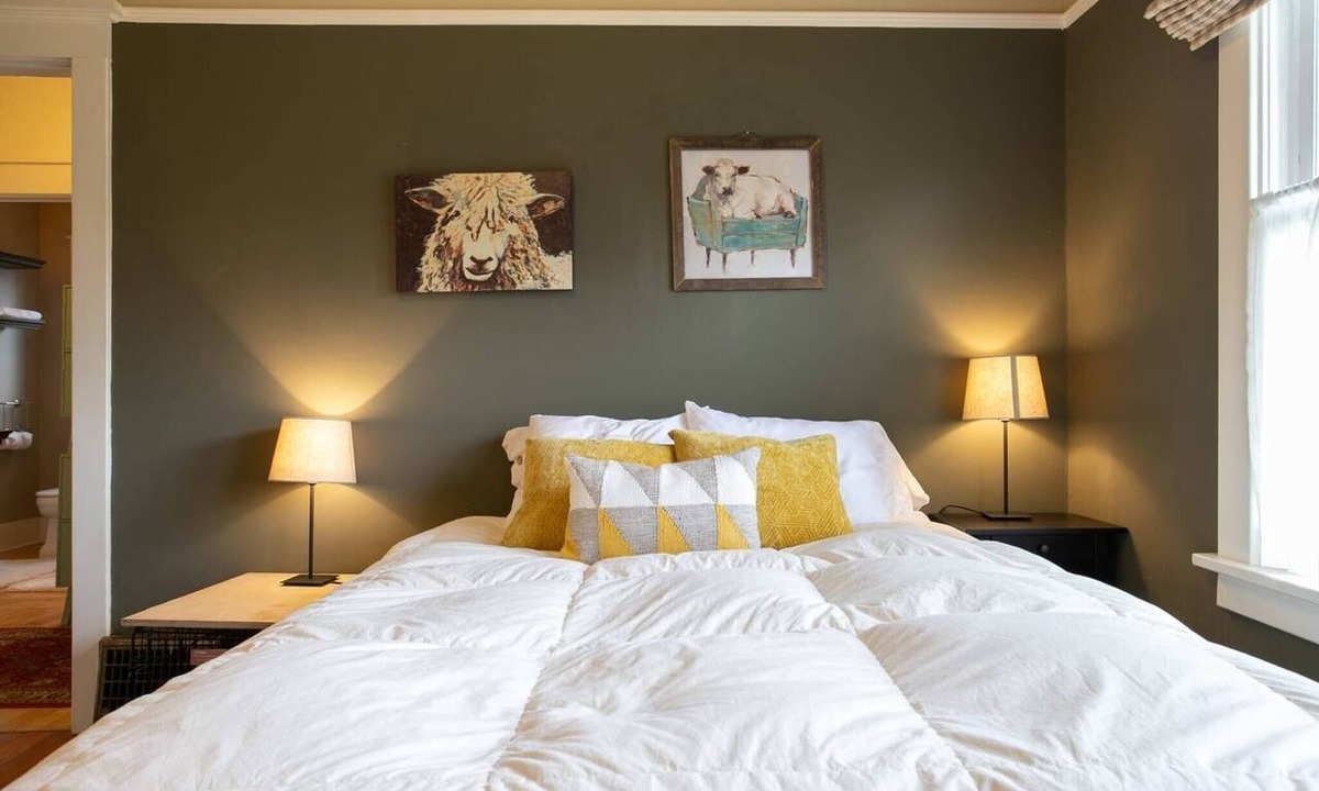 South Perry District House | Charming Perry District home—3BR/2BA for 7, fenced yard + Peloton.