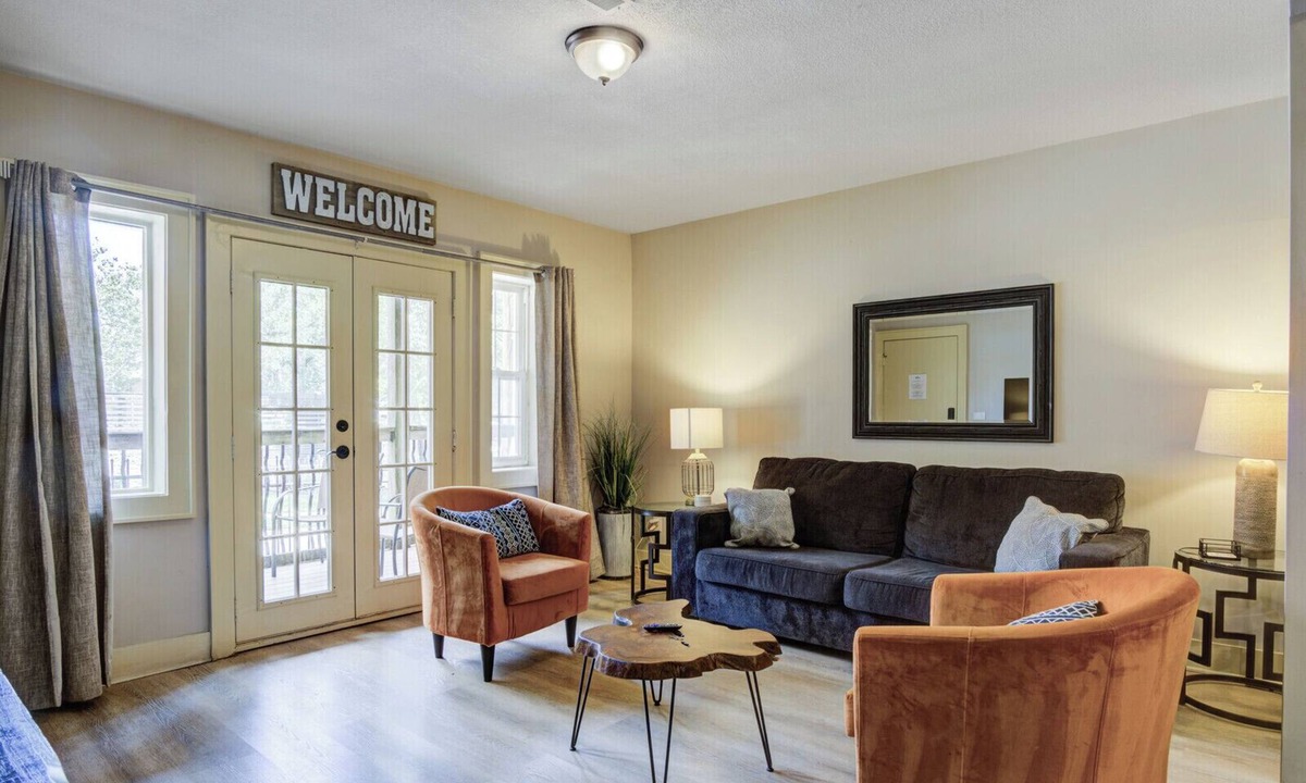 West Plaza Condo | Charming Plaza 2-bedroom condo in delightful Kansas City.