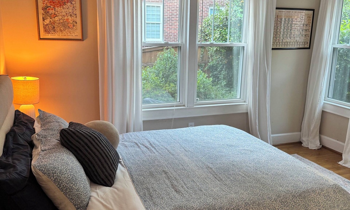 Shandon House | Charming Shandon Home Steps to Restaurants & Shops