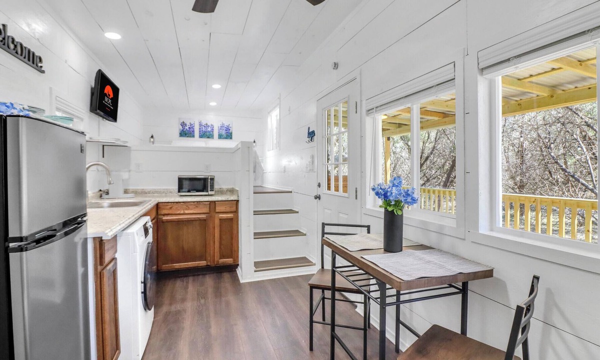 Bulverde House | Charming Tiny Home Retreat | Porch Swing, Grill, Stargazing Near Caverns