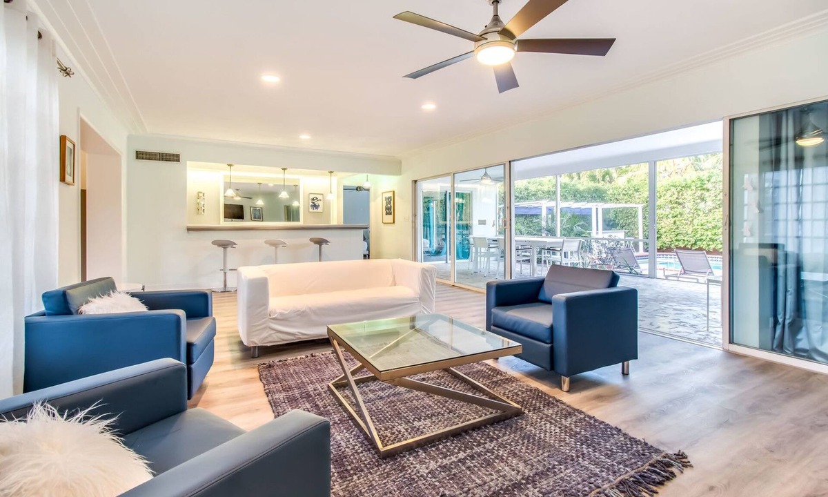 Hollywood Lakes Villa | Chateau Hollywood Luxury Home & Pool near Hollywood Broadwalk