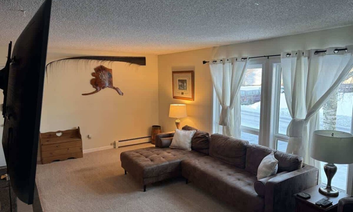 Sand Lake House | Cheerful 4 bedroom home with HOT TUB close to Airport