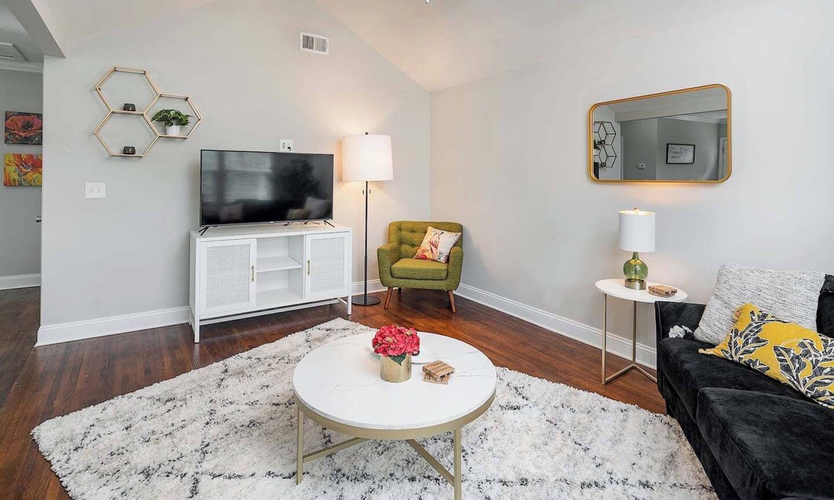 Villa Heights Apartment | Chic 2BR Duplex ~Close to NoDa, Uptown, Light Rail