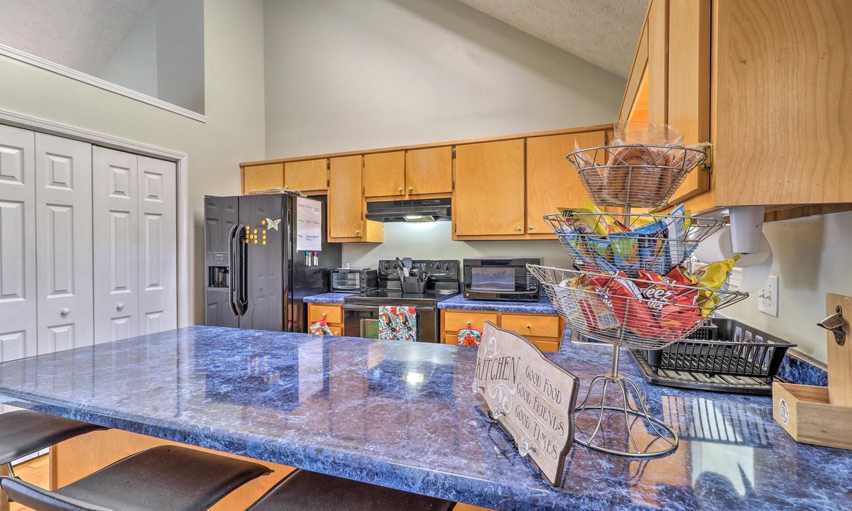 Hapeville House | Classic Southern Family Home - 6 Mi to Atlanta!
