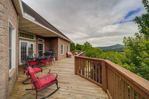 West Jefferson House | Classy Home w/Hot Tub + Mt. Jefferson Views!