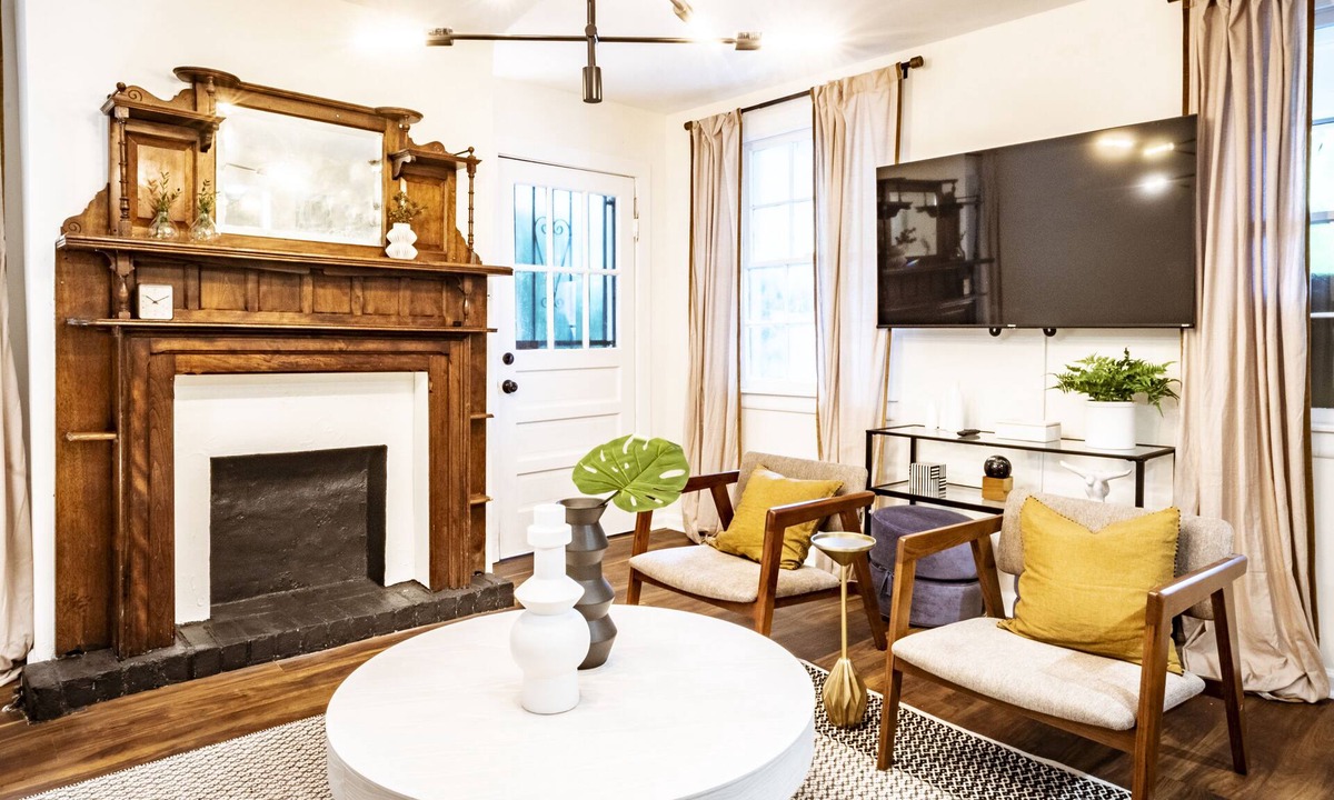 Dixon Park Apartment | Classy Mid-Century Victorian ★ Ground-Floor ★ 2 Blocks from Forsyth Park