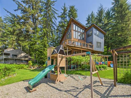 Juneau House | Coastal Escape w Sauna, Soaking Tub & Bay Views