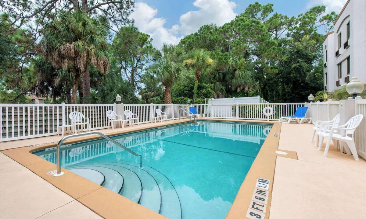 Bayou Oaks Hotel | Comfortable Stay w/1 King Bed Minutes from The Ringling Museum and Attractions