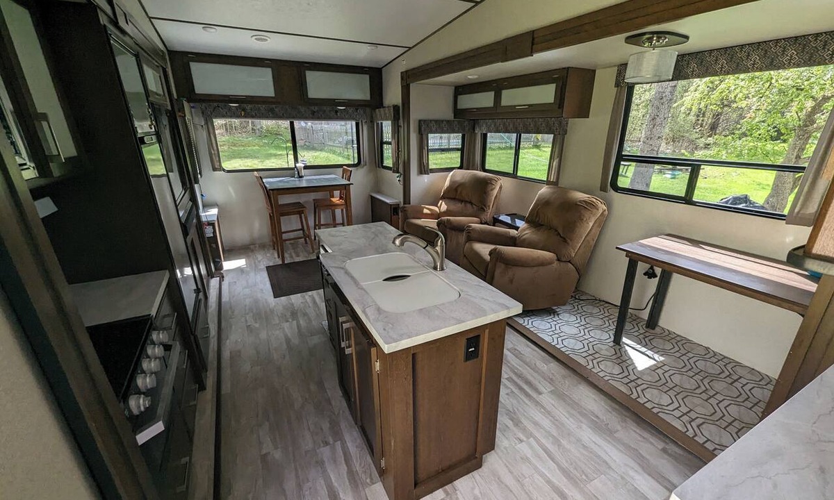 Pelham House | Comfy, Luxurious Glamping Camper near Amherst, MA