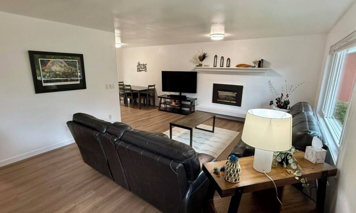 Northeast Anchorage House | Completely Remodeled 3-bedroom, 1 bath house, base of Chugach Mtns in Anchorage!