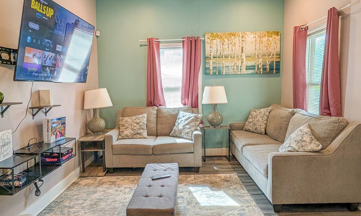 Atlanta House | Cozy 4BR with Porch, King Bed Near Mercedez Benz & Downtown, Pet Friendly