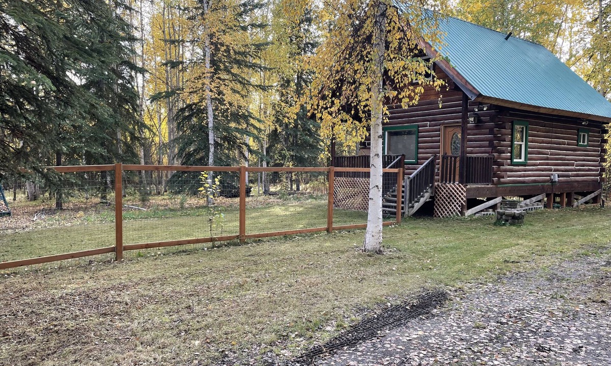 Fairbanks Cabin | Cozy Alaskan themed cabin suitable for families or couples! King size bed, w/d