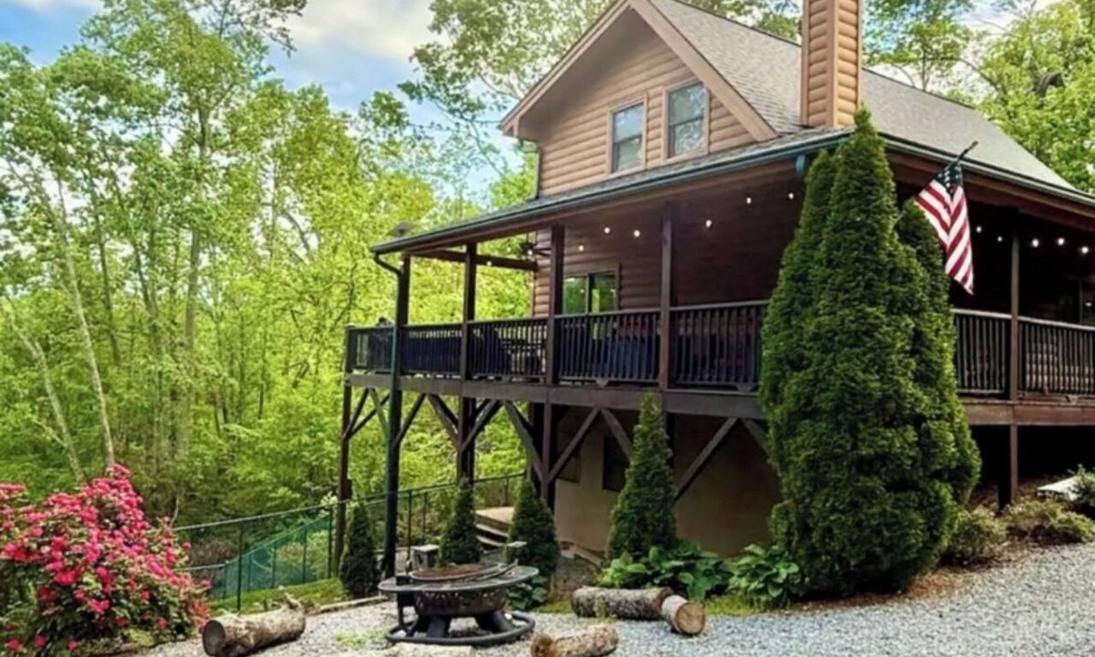 Vein Mountain Cabin | Cozy Cabin Retreat! Pet Friendly w/Community Lake & Pool, Hot Tub + more!