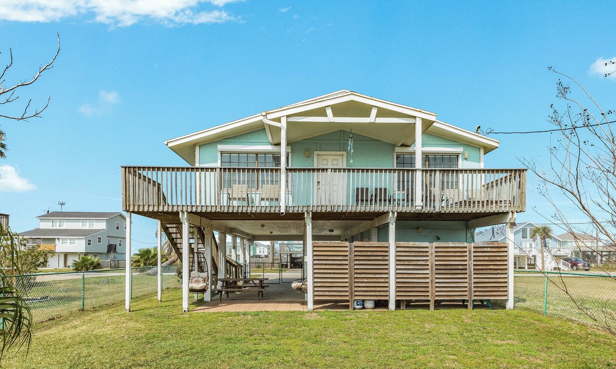 Jamaica Beach House | Cozy Coastal Retreat - Walk to Beach - Perfect for Families - Jamaica Beach