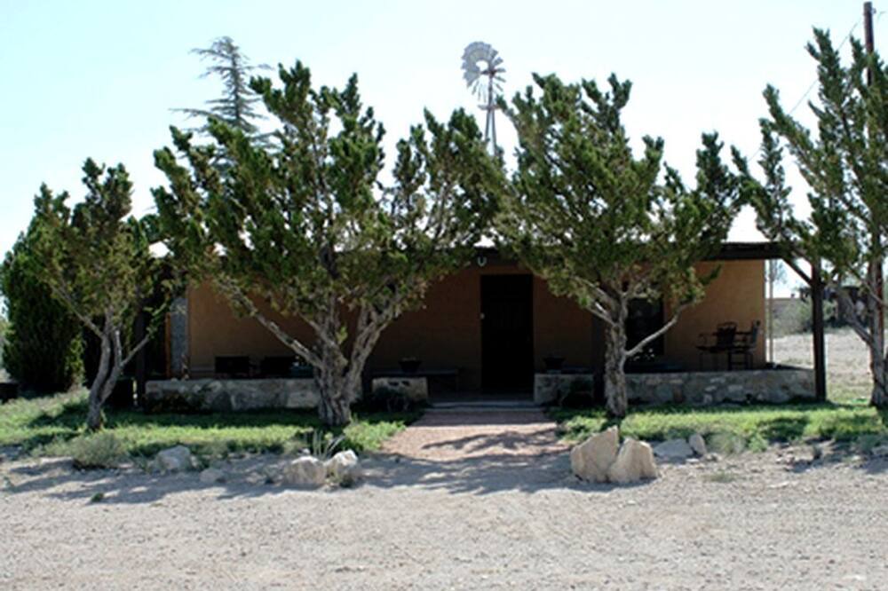 Marathon Cottage | Cozy Cottage Rental with Amazing Mountain Views in Marathon, Texas