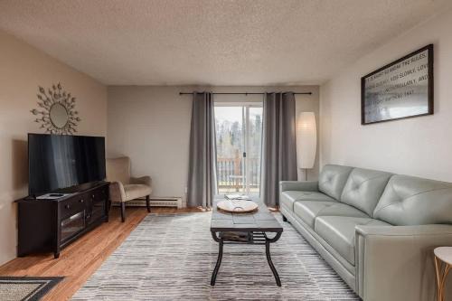 Taku - Campbell Apartment | Cozy Creekside Retreat -2BR Near Airport