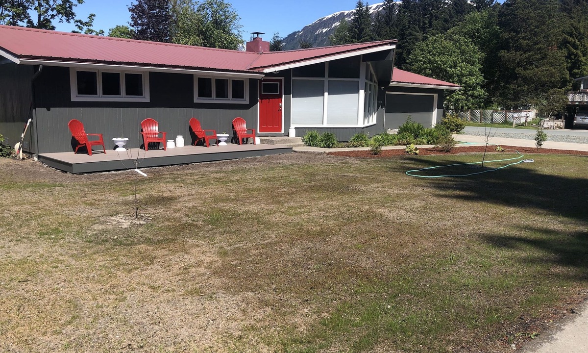 Mendenhall Valley House | Cozy home next to airport with fenced backyard and lots of sun!