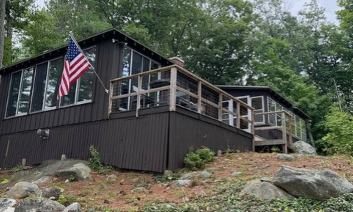 Elkins Cottage | Cozy Lakefront Cottage on Pleasant Lake's Lakeshore Drive