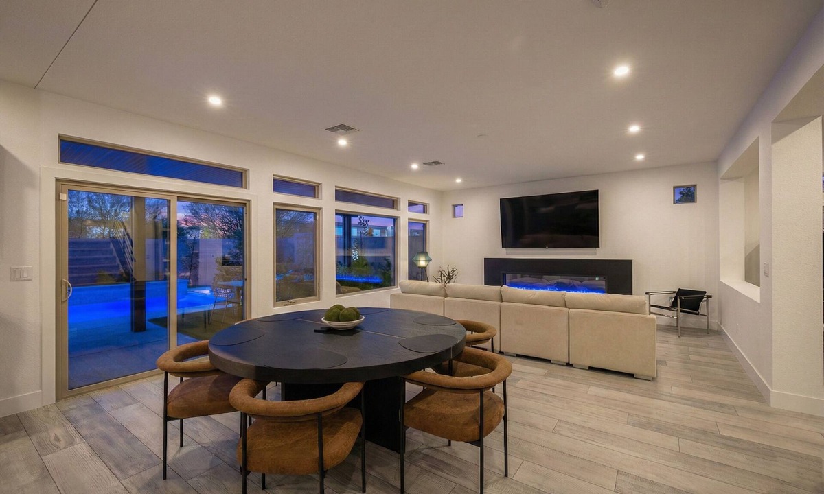 Enterprise House | Cozy Modern 5bd Home, 10mins to Airport, 15mins to the Strip, Pool & Jacuzzi!