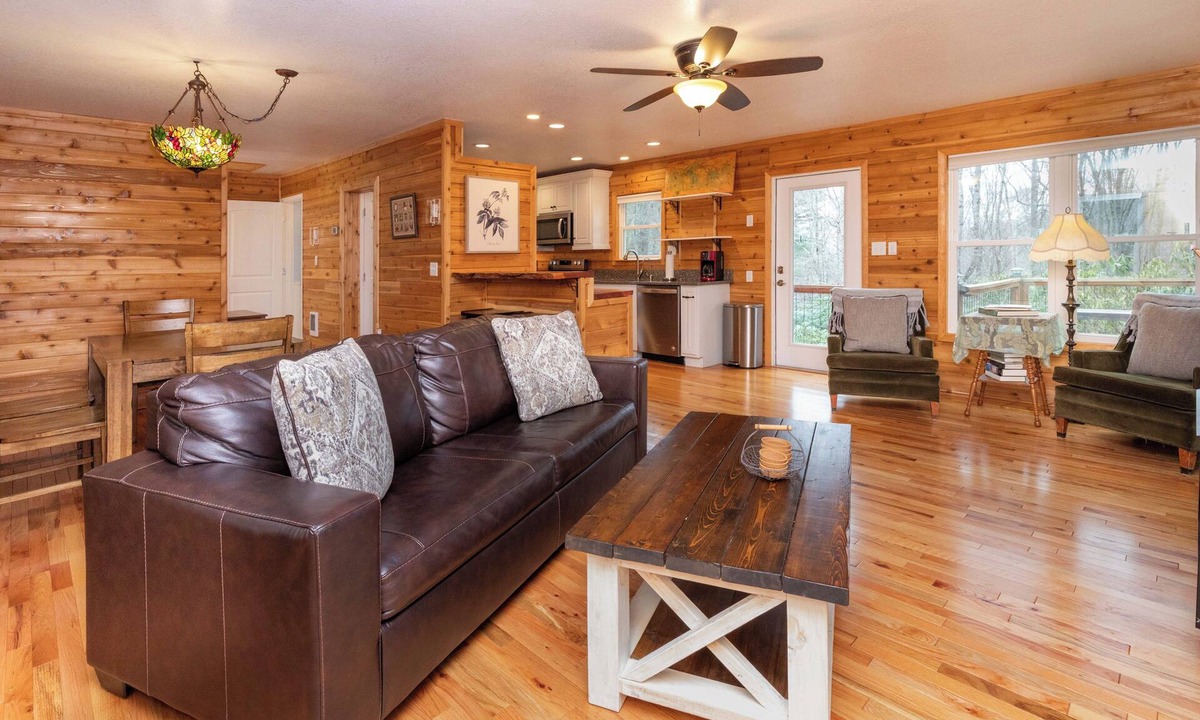 Clyde Cottage | Cozy Mountain Cabin Nestled on 3.5 Acres - Multi-Tier Deck, Creek Access!