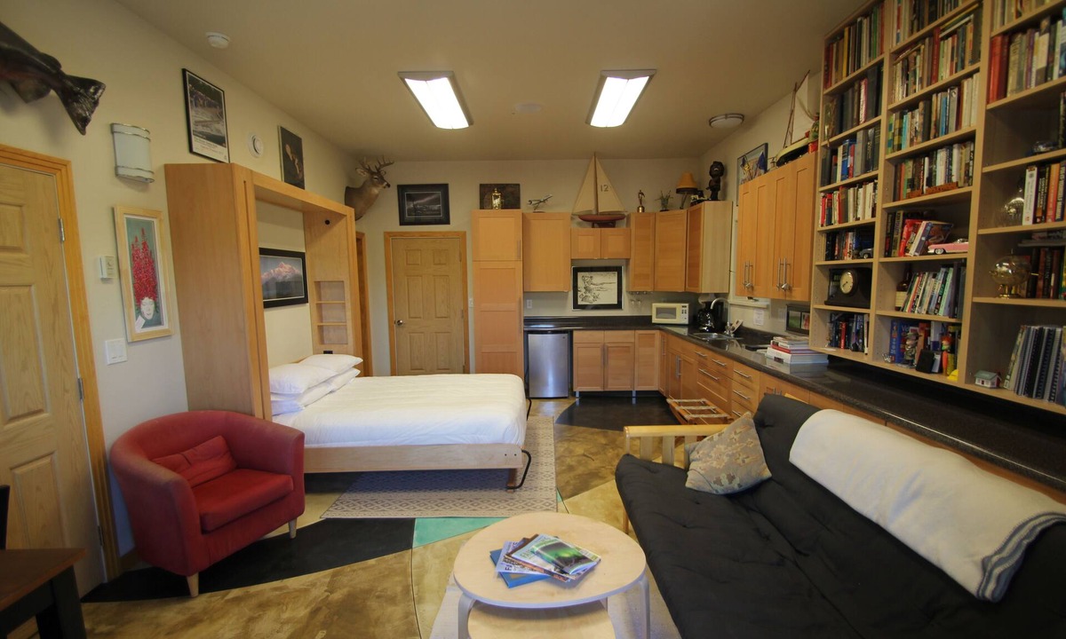 Badger Apartment | Cozy Studio apartment with a Courtyard