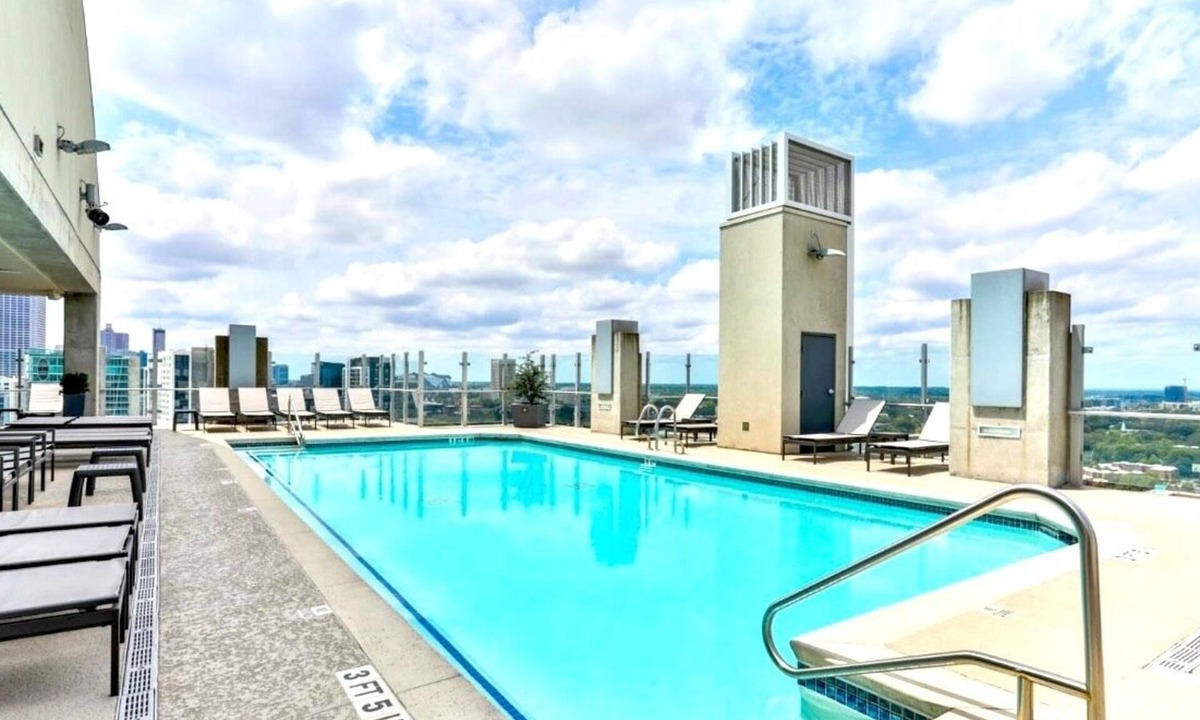 Midtown Apartment | Cozy studio in a lovely the heart of Midtown with rooftop pool and gym access