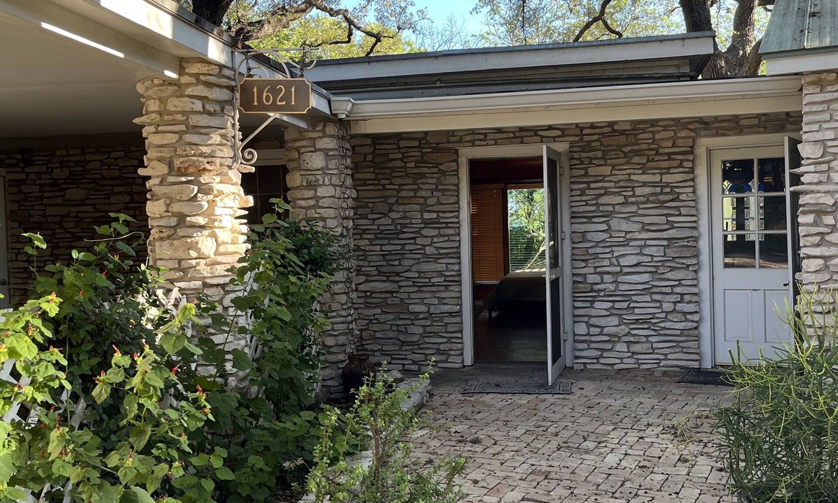Barton Heights Apartment | Cozy studio under the Oaks, easy walk to Zilker park and fun!