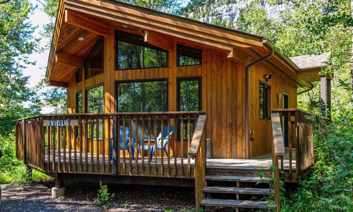 Crowsnest Pass Cabin | Crowsnest River Chalet - Trout