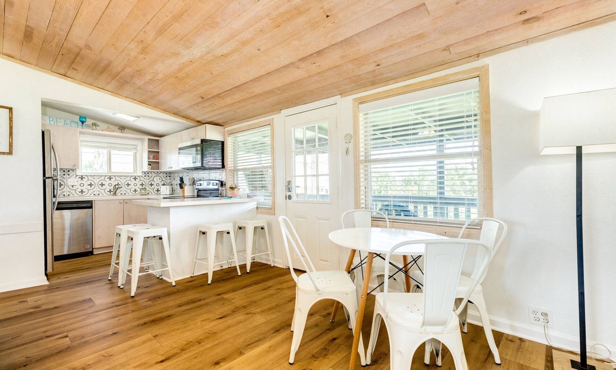 Pirates Beach House | Cute Beach Bungalow. Walk to the Beach!