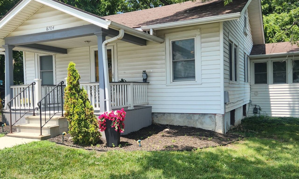 Merriam House | Cute Bungalow-Close to Highway Entrance for Fanfest-Large Shady Deck plus office