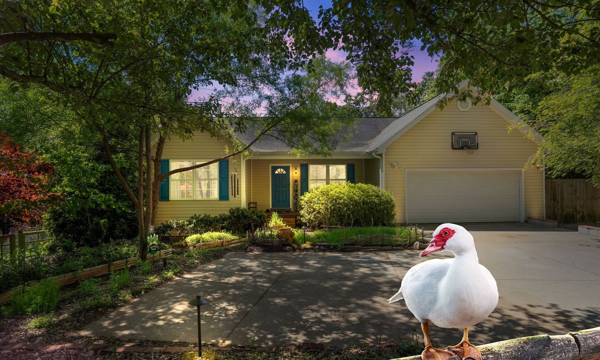 Greenville House | Delightful Duck Farm cottage, 5 min walk to State Park! Gated, a hidden gem!