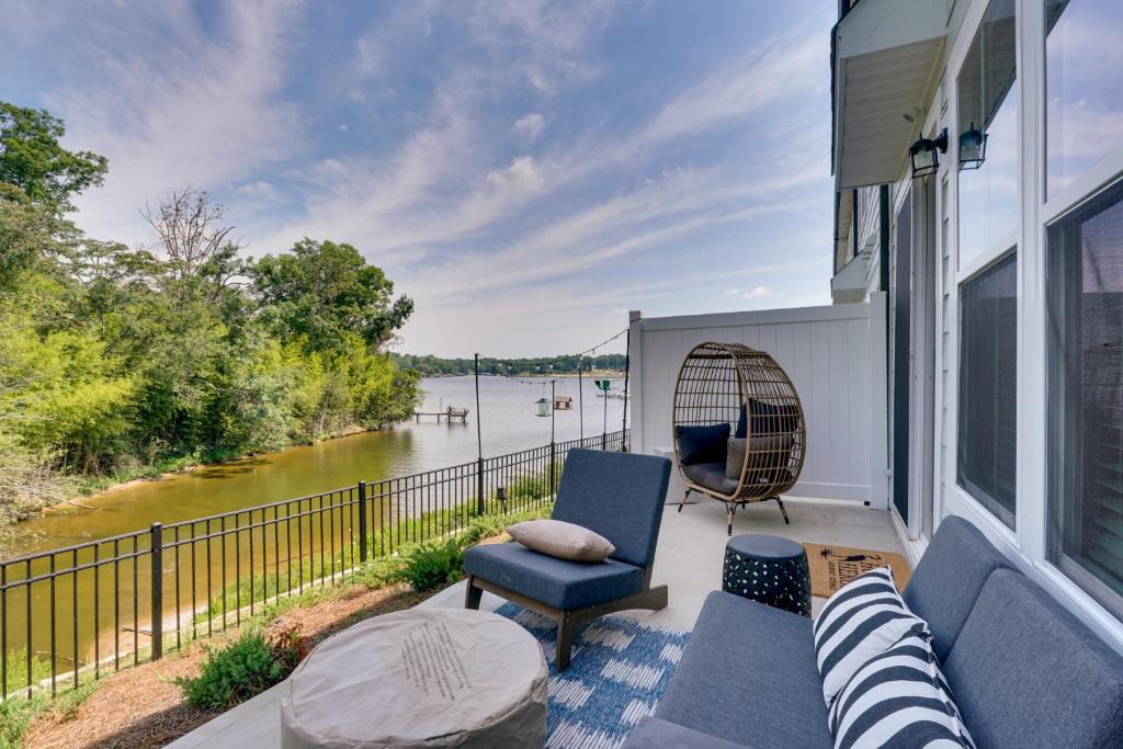 Greenwood House | Dock Access! 'Hook & Heron Lakefront Getaway'