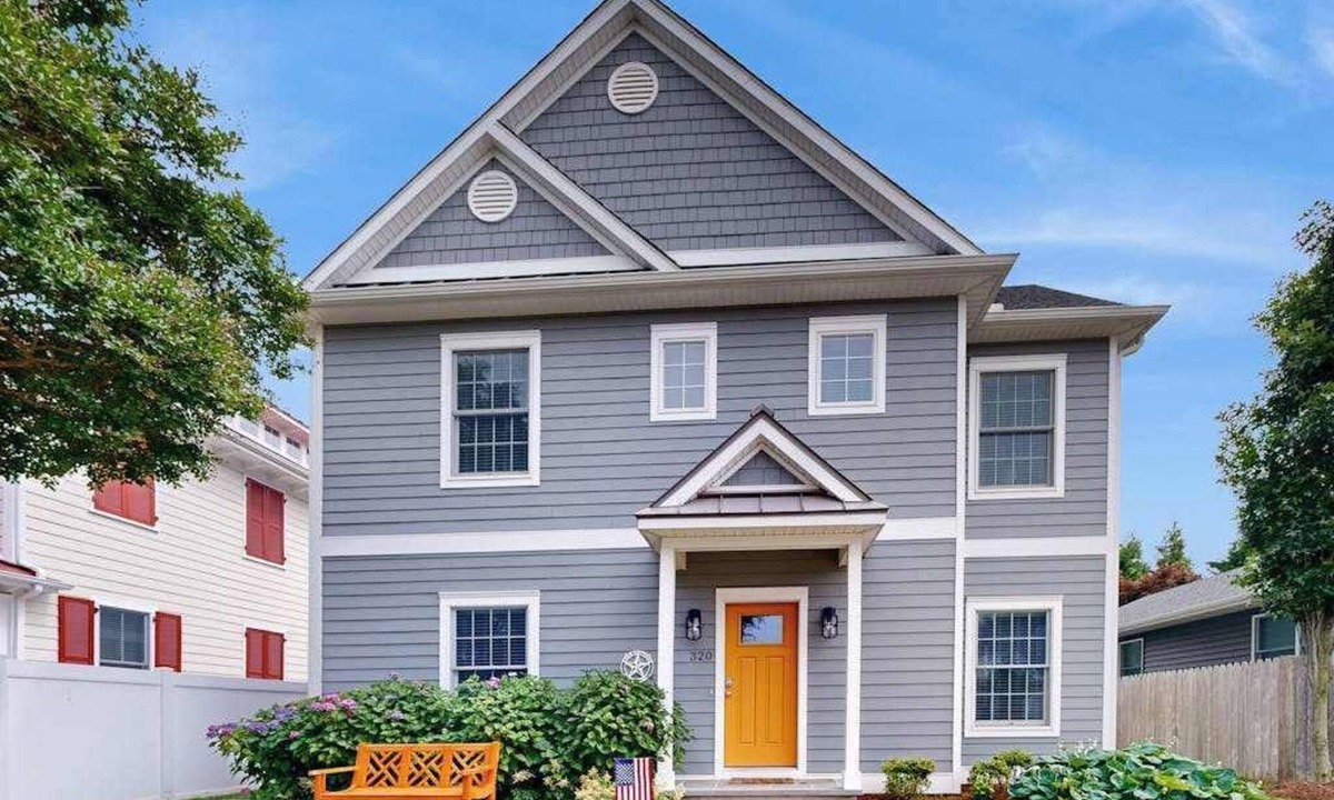 Country Club Estates House | Dog-friendly, 2-story home near beach with private outdoor pool, W/D & AC