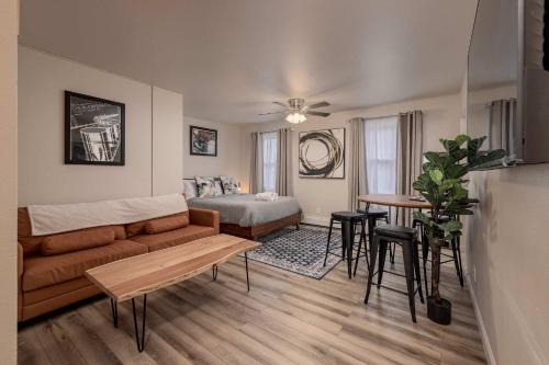 Downtown Anchorage Apartment | Downtown Art Deco - Studio