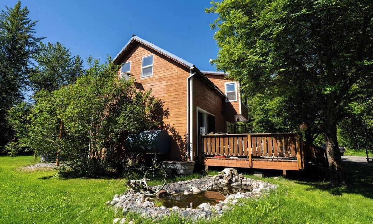 Talkeetna House | Downtown getaway home, big yard and one block from all the action