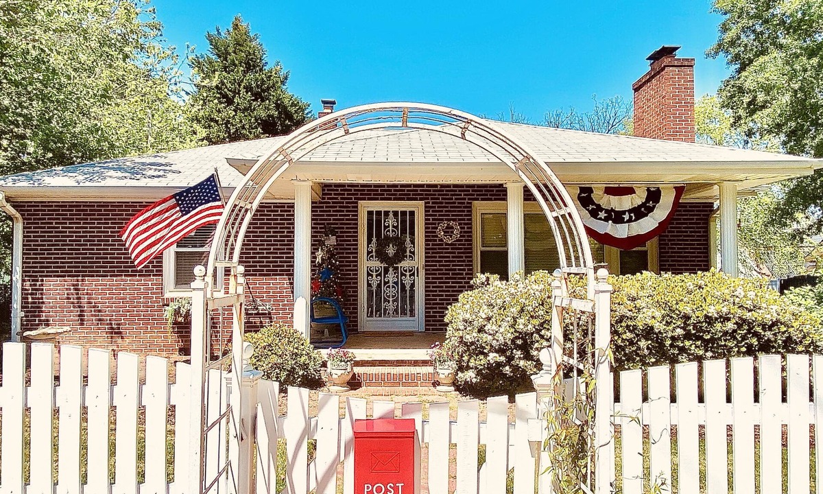 Greer Cottage | Downtown Greer Cottage ⭐️ Walk to downtown!