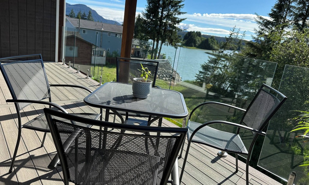 Mendenhall Valley Apartment | Eagle’s Nest River and Mountain View. Walking distance to the Airport.