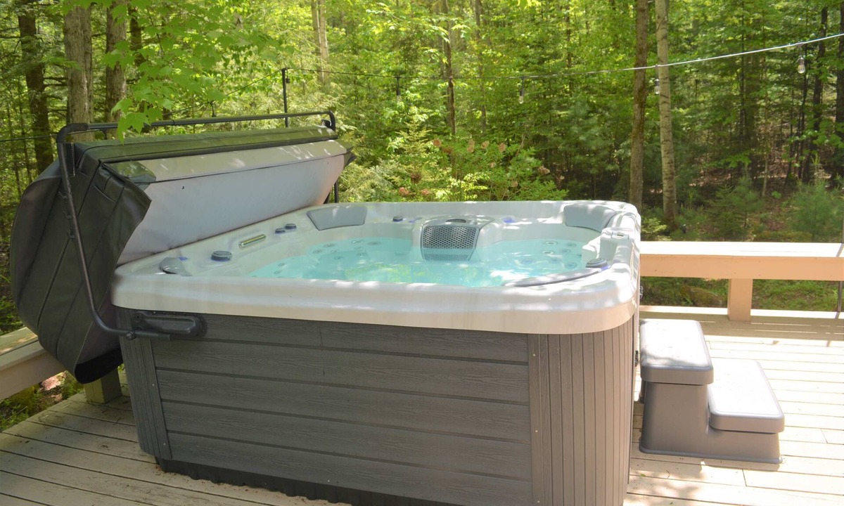 Grantham House | Eastman Home with Hot Tub & 3BR, 6 Beds