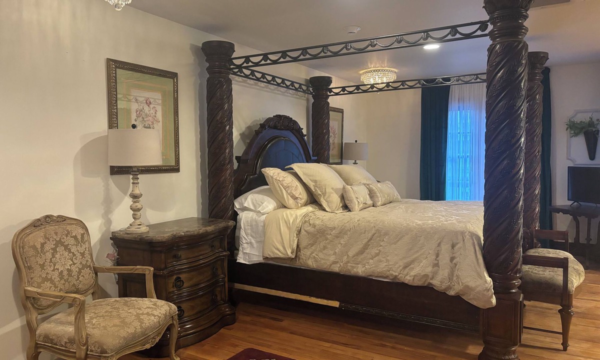 Excelsior Springs Hotel | Elegant two room loft in historic downtown Excelsior Springs.