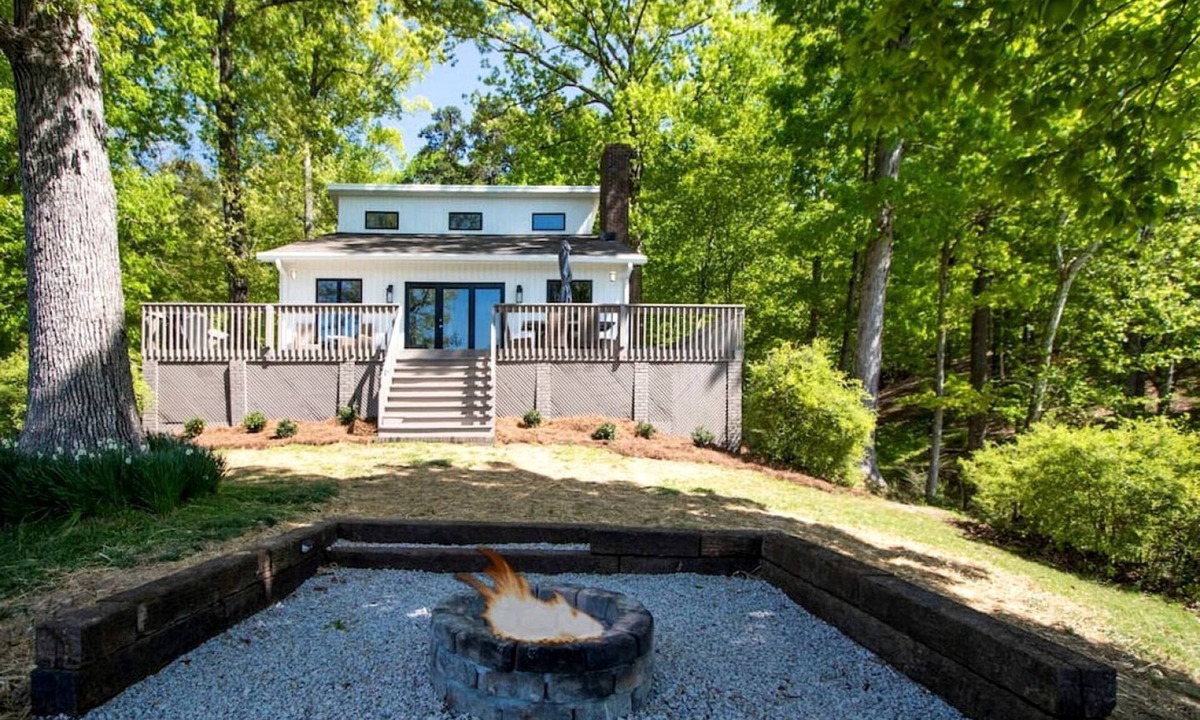 Bowling Green Cottage | Embrace Nature in this Lakefront Cottage with Fire Pit in Charlotte, North Carolina